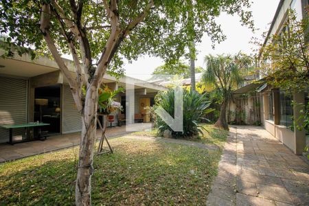 Casa à venda com 300m², 5 quartos e 4 vagas Casa à venda com 300m², 5 quartos e 4 vagasQuintal