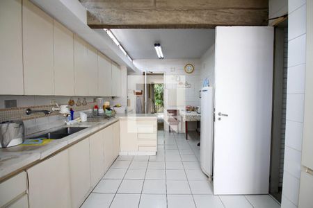 Casa à venda com 300m², 5 quartos e 4 vagas Casa à venda com 300m², 5 quartos e 4 vagasCozinha