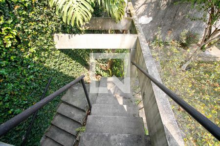 Casa à venda com 300m², 5 quartos e 4 vagas Casa à venda com 300m², 5 quartos e 4 vagasEscada de Acesso ao Quarto de Serviço 3