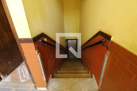 Casa à venda com 410m², 4 quartos e 5 vagasEscada do quintal para a garagem