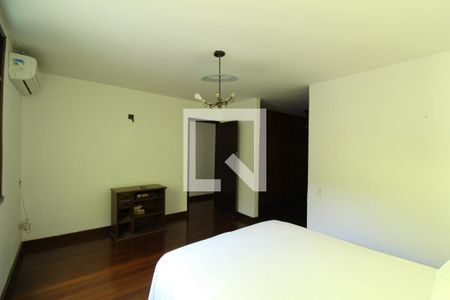 Casa à venda com 410m², 4 quartos e 5 vagasSuíte