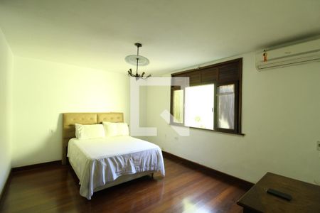 Casa à venda com 410m², 4 quartos e 5 vagasSuíte