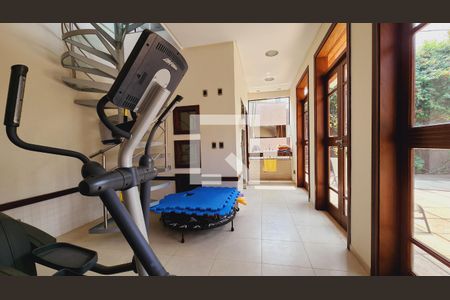 Casa de condomínio à venda com 538m², 5 quartos e 3 vagas Casa de condomínio à venda com 538m², 5 quartos e 3 vagasÁrea externa