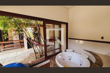 Casa de condomínio à venda com 538m², 5 quartos e 3 vagas Casa de condomínio à venda com 538m², 5 quartos e 3 vagasÁrea externa