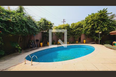 Casa de condomínio à venda com 538m², 5 quartos e 3 vagas Casa de condomínio à venda com 538m², 5 quartos e 3 vagasÁrea externa