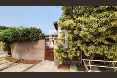 Casa de condomínio à venda com 538m², 5 quartos e 3 vagas Casa de condomínio à venda com 538m², 5 quartos e 3 vagasFachada