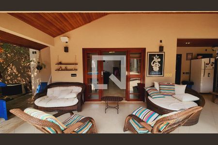 Casa de condomínio à venda com 538m², 5 quartos e 3 vagas Casa de condomínio à venda com 538m², 5 quartos e 3 vagasÁrea externa