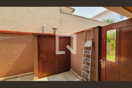 Casa de condomínio à venda com 538m², 5 quartos e 3 vagas Casa de condomínio à venda com 538m², 5 quartos e 3 vagasLavanderia