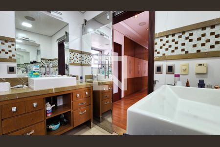 Casa de condomínio à venda com 538m², 5 quartos e 3 vagas Casa de condomínio à venda com 538m², 5 quartos e 3 vagasBanheiro Suíte 3