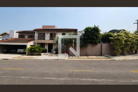Casa de condomínio à venda com 538m², 5 quartos e 3 vagas Casa de condomínio à venda com 538m², 5 quartos e 3 vagasFachada