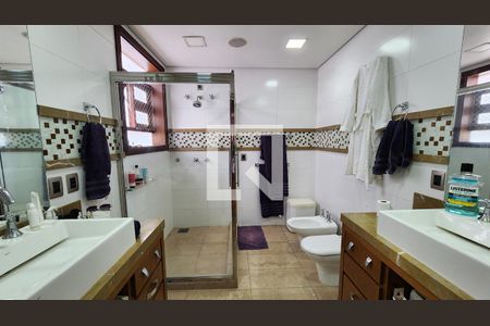 Casa de condomínio à venda com 538m², 5 quartos e 3 vagas Casa de condomínio à venda com 538m², 5 quartos e 3 vagasBanheiro Suíte 3