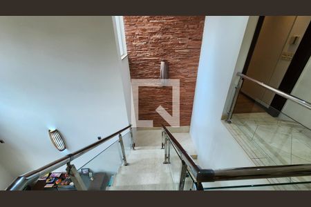 Casa de condomínio à venda com 538m², 5 quartos e 3 vagas Casa de condomínio à venda com 538m², 5 quartos e 3 vagasEscadas