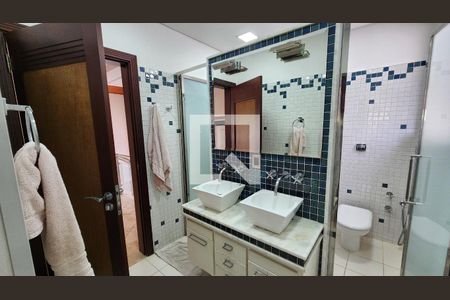 Casa de condomínio à venda com 538m², 5 quartos e 3 vagas Casa de condomínio à venda com 538m², 5 quartos e 3 vagasBanheiro Suíte 2