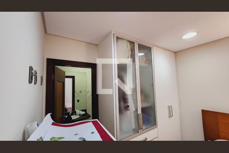 Casa de condomínio à venda com 538m², 5 quartos e 3 vagas Casa de condomínio à venda com 538m², 5 quartos e 3 vagasQuarto