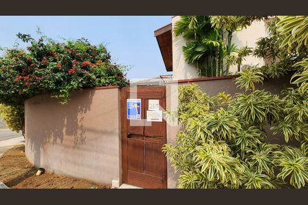 Casa de condomínio à venda com 538m², 5 quartos e 3 vagas Casa de condomínio à venda com 538m², 5 quartos e 3 vagasFachada