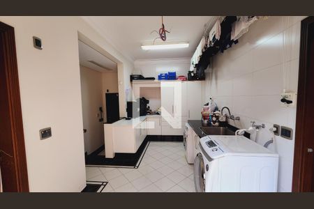 Casa de condomínio à venda com 538m², 5 quartos e 3 vagas Casa de condomínio à venda com 538m², 5 quartos e 3 vagasLavanderia