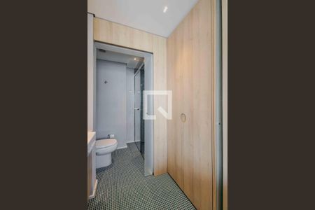 Banheiro de kitnet/studio para alugar com 1 quarto, 27m² em Pinheiros, São Paulo