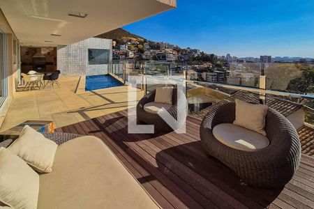 Casa à venda com 587m², 4 quartos e 4 vagas Casa à venda com 587m², 4 quartos e 4 vagasÁrea externa