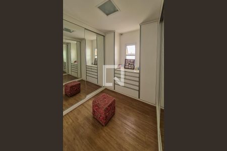 Casa à venda com 587m², 4 quartos e 4 vagas Casa à venda com 587m², 4 quartos e 4 vagasQuarto