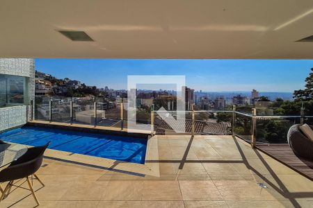 Casa à venda com 587m², 4 quartos e 4 vagas Casa à venda com 587m², 4 quartos e 4 vagasÁrea externa