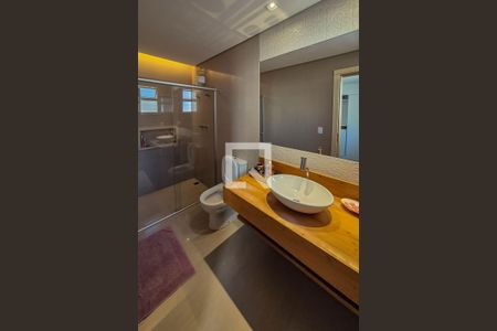 Casa à venda com 587m², 4 quartos e 4 vagas Casa à venda com 587m², 4 quartos e 4 vagasBanheiro