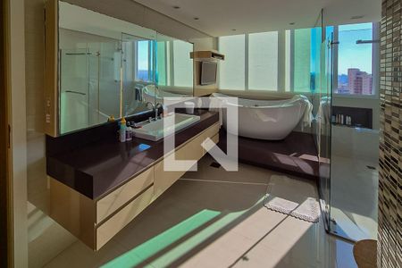 Casa à venda com 587m², 4 quartos e 4 vagas Casa à venda com 587m², 4 quartos e 4 vagasBanheiro