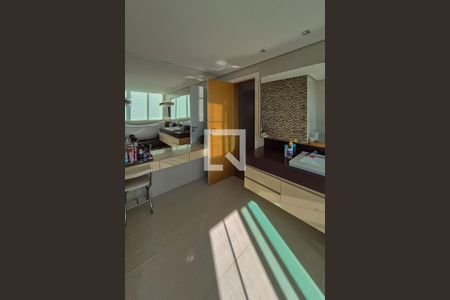 Casa à venda com 587m², 4 quartos e 4 vagas Casa à venda com 587m², 4 quartos e 4 vagasBanheiro