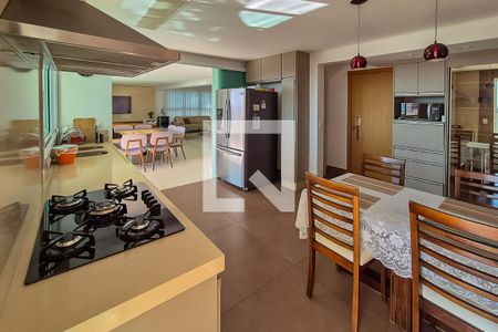 Casa à venda com 587m², 4 quartos e 4 vagas Casa à venda com 587m², 4 quartos e 4 vagasCozinha