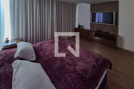 Casa à venda com 587m², 4 quartos e 4 vagas Casa à venda com 587m², 4 quartos e 4 vagasQuarto