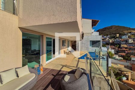 Casa à venda com 587m², 4 quartos e 4 vagas Casa à venda com 587m², 4 quartos e 4 vagasÁrea externa