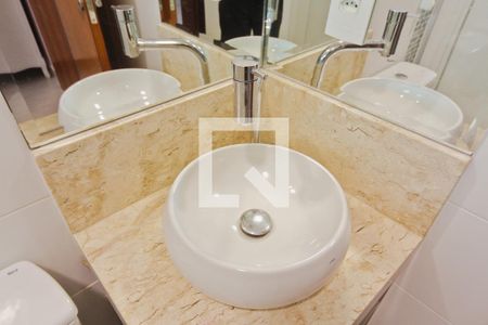 Casa à venda com 400m², 3 quartos e 7 vagasBanheiro da Suíte 2