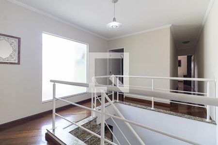 Casa à venda com 300m², 3 quartos e 5 vagas Casa à venda com 300m², 3 quartos e 5 vagasEscada