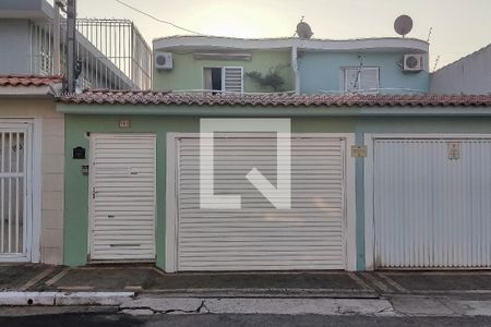 Casa à venda com 300m², 3 quartos e 5 vagas Casa à venda com 300m², 3 quartos e 5 vagasFachada