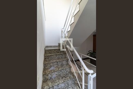 Casa à venda com 300m², 3 quartos e 5 vagas Casa à venda com 300m², 3 quartos e 5 vagasEscada