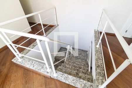 Casa à venda com 300m², 3 quartos e 5 vagas Casa à venda com 300m², 3 quartos e 5 vagasEscada