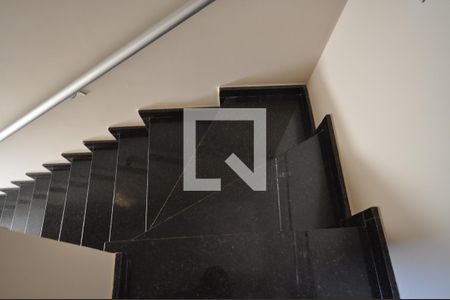 Casa de condomínio à venda com 60m², 2 quartos e 1 vagaEscada