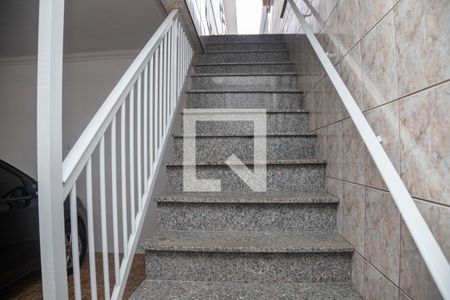 Casa à venda com 213m², 2 quartos e 2 vagas Casa à venda com 213m², 2 quartos e 2 vagasEscada entrada