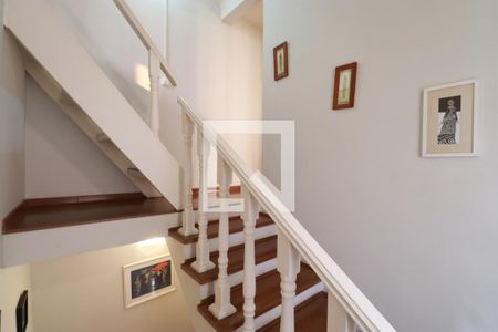 Casa à venda com 220m², 4 quartos e 3 vagasEscada