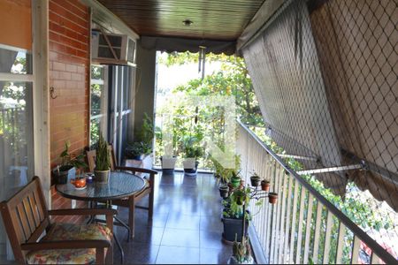 Apartamento à venda com 163m², 4 quartos e 2 vagas Apartamento à venda com 163m², 4 quartos e 2 vagasVaranda