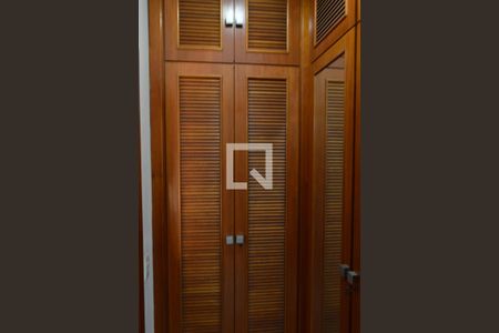 Apartamento à venda com 163m², 4 quartos e 2 vagas Apartamento à venda com 163m², 4 quartos e 2 vagasCloset da Suíte