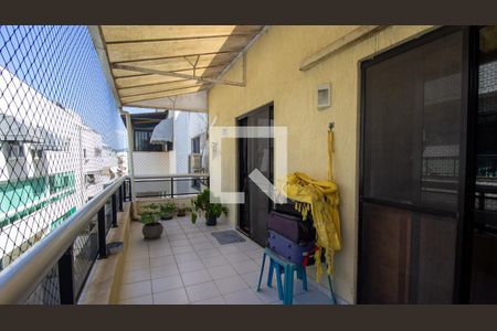 Apartamento à venda com 220m², 4 quartos e 2 vagasSacada do Quarto 1 e 2