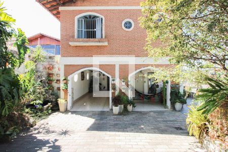 Casa à venda com 360m², 4 quartos e 5 vagas Casa à venda com 360m², 4 quartos e 5 vagasFachada