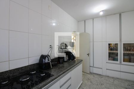 Casa à venda com 360m², 4 quartos e 5 vagas Casa à venda com 360m², 4 quartos e 5 vagasCozinha