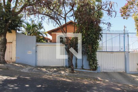 Casa à venda com 360m², 4 quartos e 5 vagas Casa à venda com 360m², 4 quartos e 5 vagasFachada