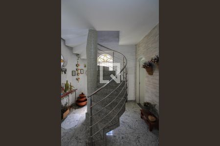 Casa à venda com 360m², 4 quartos e 5 vagas Casa à venda com 360m², 4 quartos e 5 vagasEscada