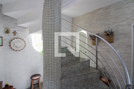 Casa à venda com 360m², 4 quartos e 5 vagas Casa à venda com 360m², 4 quartos e 5 vagasEscada