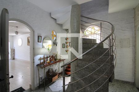 Casa à venda com 360m², 4 quartos e 5 vagas Casa à venda com 360m², 4 quartos e 5 vagasEscada