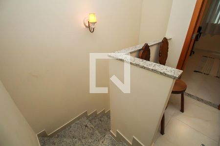 Casa de condomínio à venda com 84m², 2 quartos e 1 vagaEscada