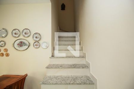 Casa de condomínio à venda com 84m², 2 quartos e 1 vagaEscada