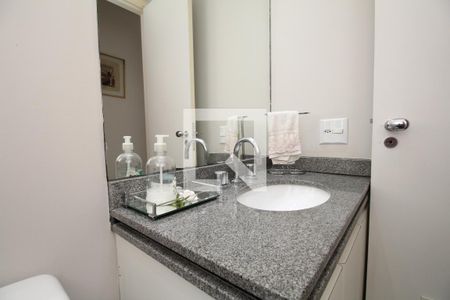 Apartamento para alugar com 57m², 2 quartos e 2 vagasBanheiro social 